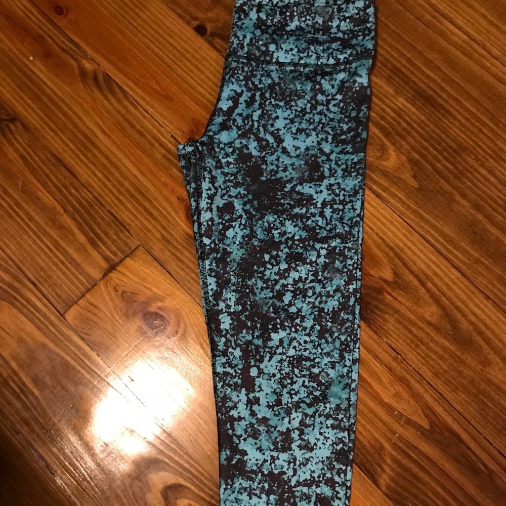 Patterned crop yoga pants